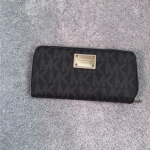 Michael Kors Fulton Large Logo Shoulder Bag with Large Wallet - Picture 13 of 14